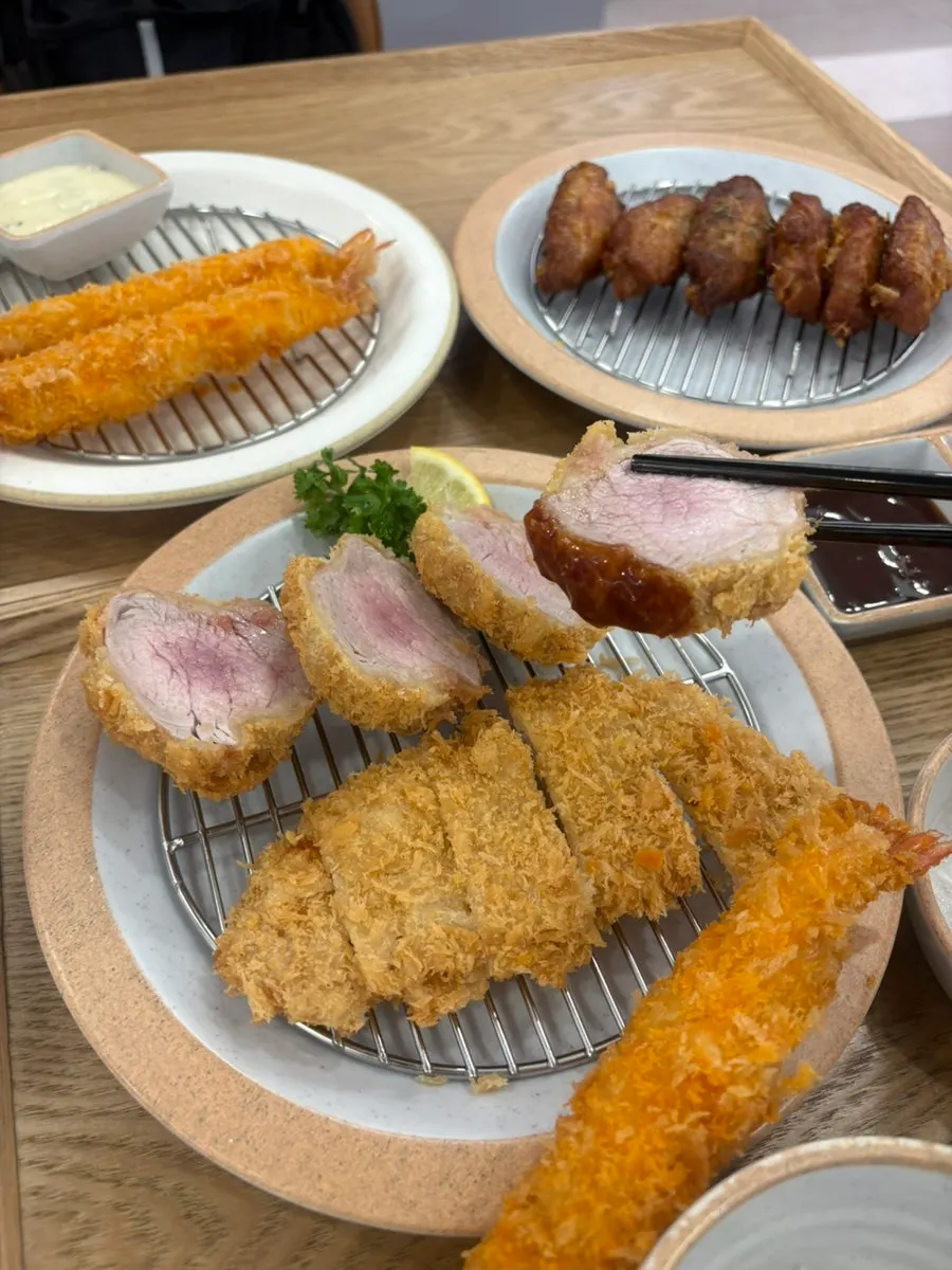 소스에 찍어 먹는 돈까스 한 조각