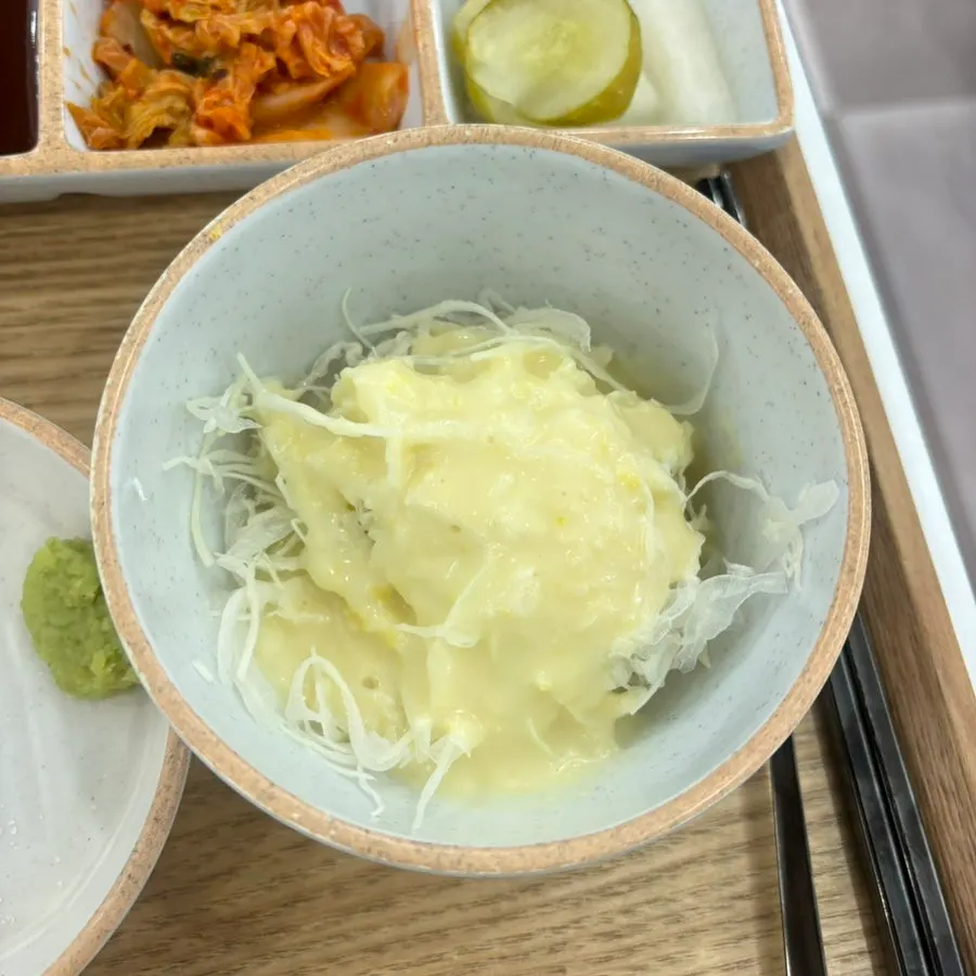 밥과 어묵국물, 양배추 샐러드 등 기본 찬 구성