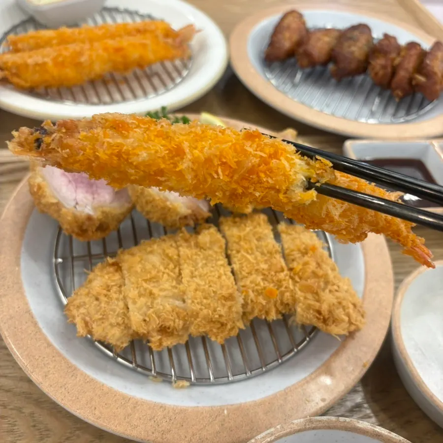 돈까스 소스 두 종류와 소금, 와사비
