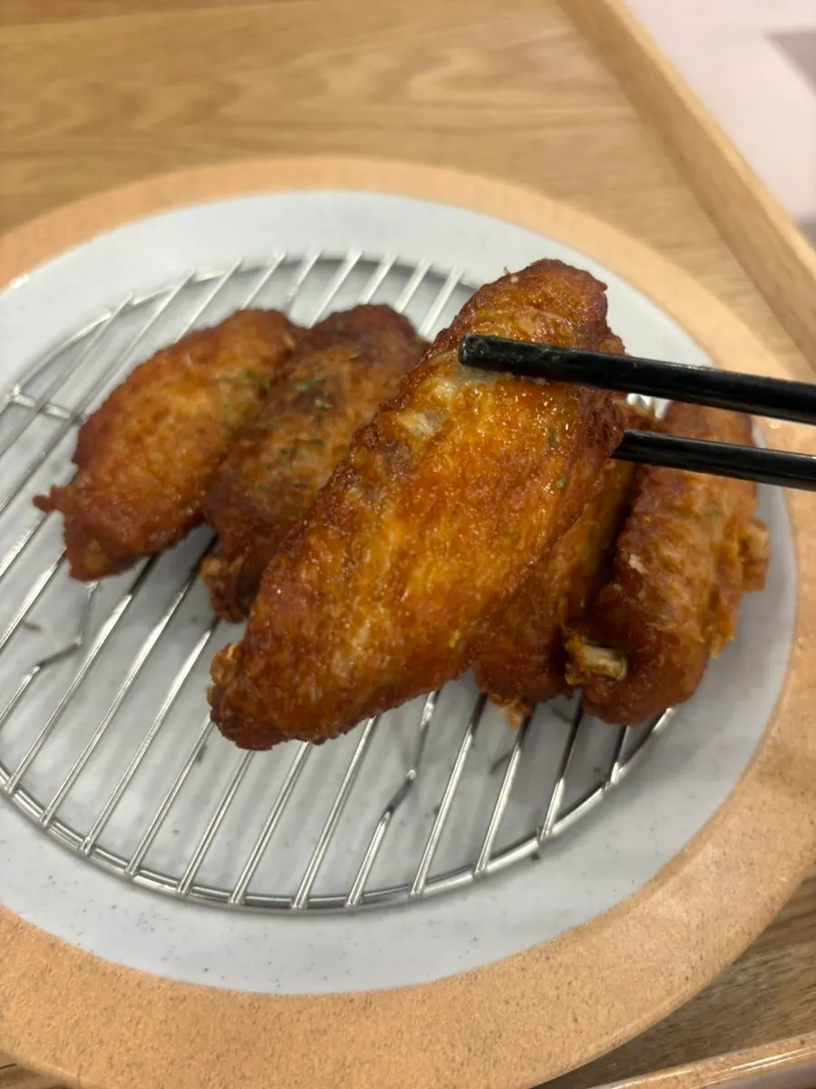 짭조름하게 간이 밴 버팔로윙 한 조각