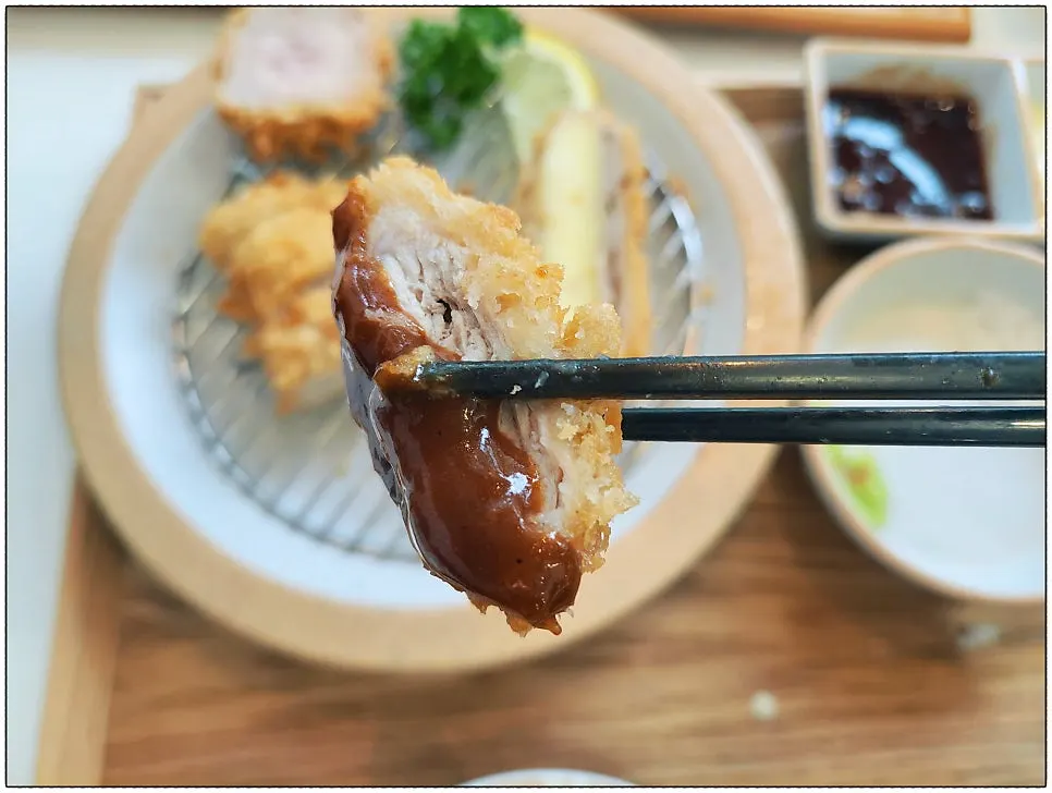 단면이 보이는 바삭한 돈까스 클로즈업