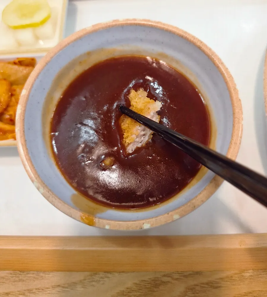따로 나온 돈까스 소스에 찍은 왕돈까스