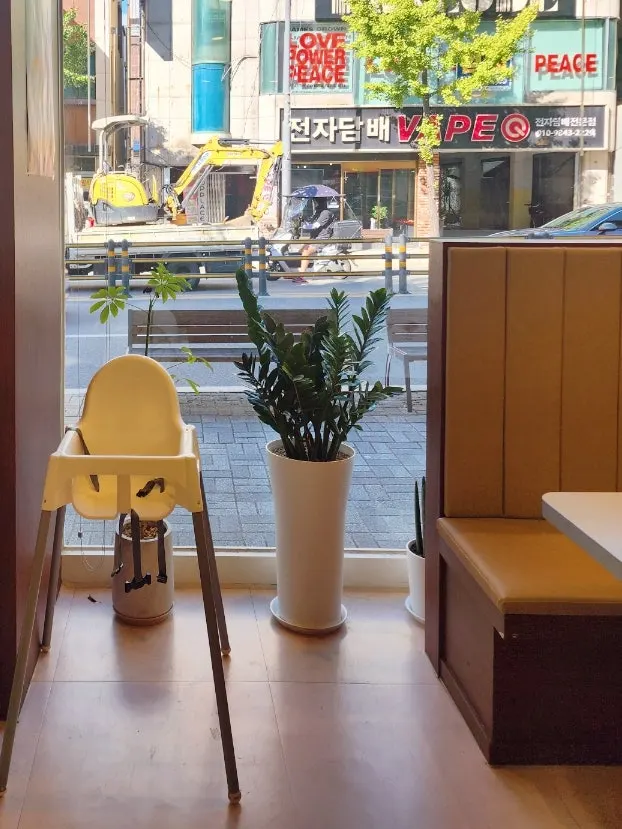 매장에 준비된 아기의자와 세면대 공간