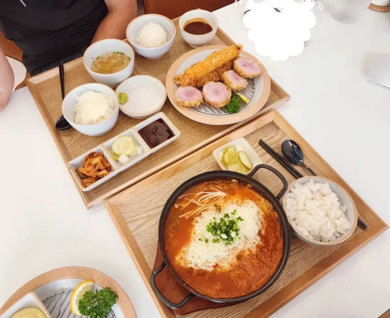 주문한 모듬카츠정식과 김치치즈나베 한 상