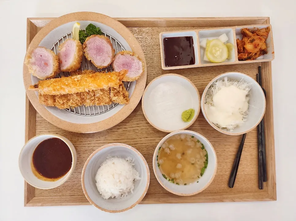 정성 모듬카츠정식 구성과 소스 두 종