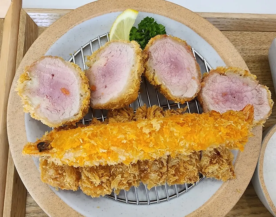 핑크빛 단면이 보이는 히레카츠