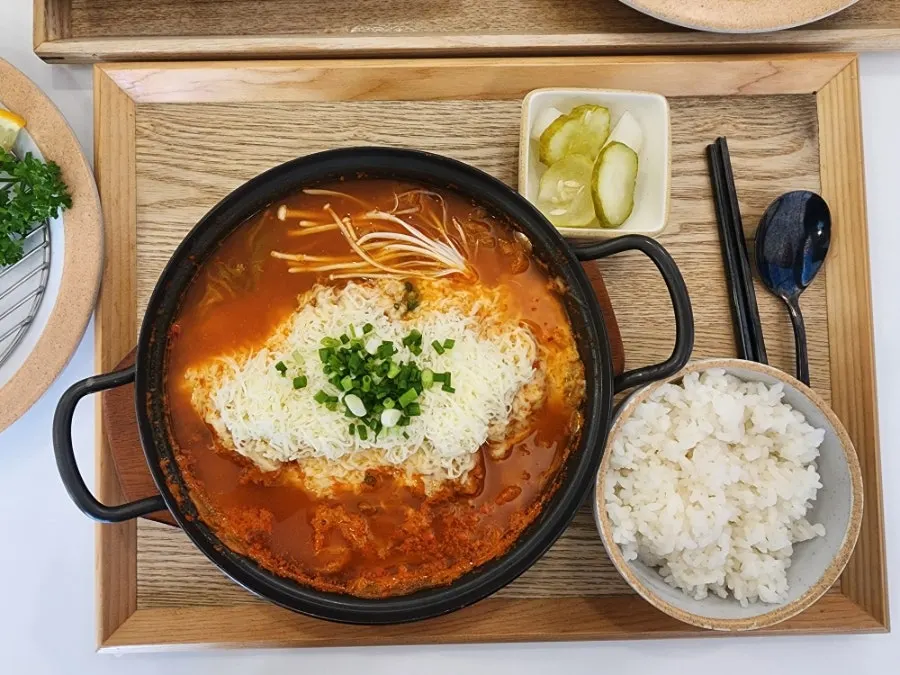 치즈가 듬뿍 올라간 김치치즈나베와 밥