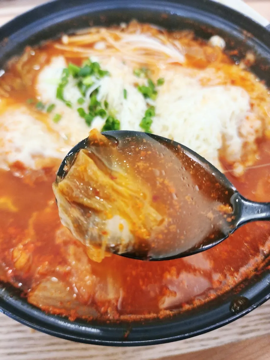 쭉쭉 늘어나는 김치나베 치즈