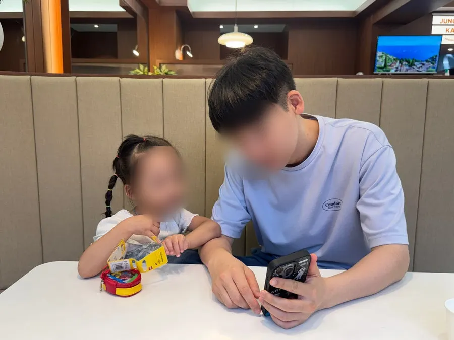 음식을 기다리며 레고랜드 사진을 보는 테이블