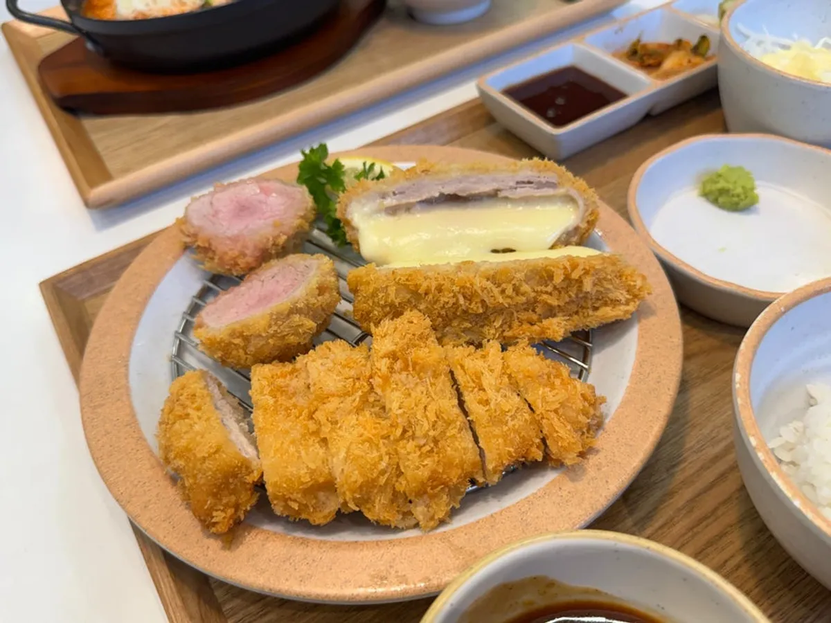 푸짐하게 차려진 트리플 모듬카츠정식 한 상