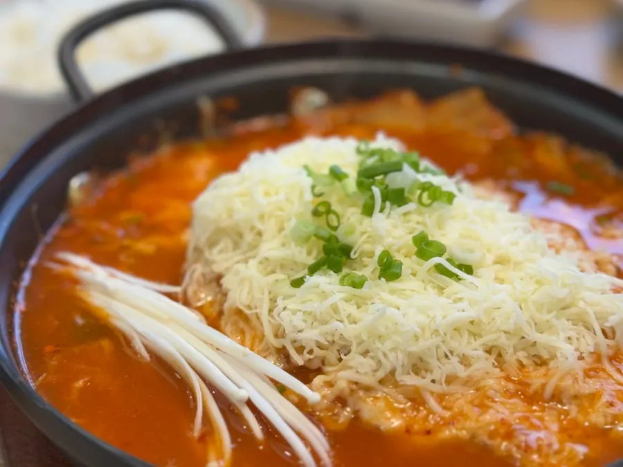 칼칼한 국물의 김치치즈나베 한 냄비
