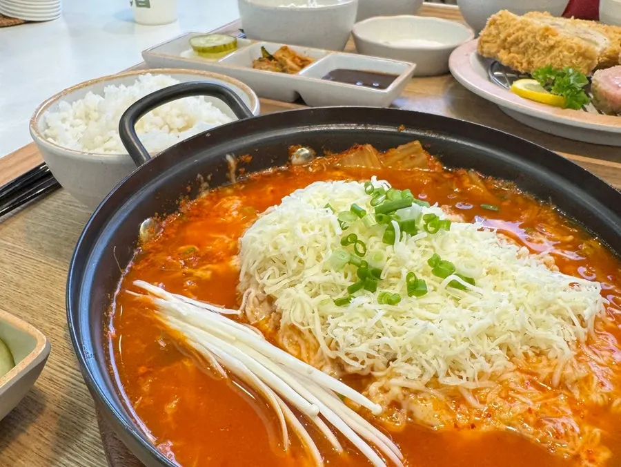 치즈가 듬뿍 올라간 김치치즈나베 클로즈업
