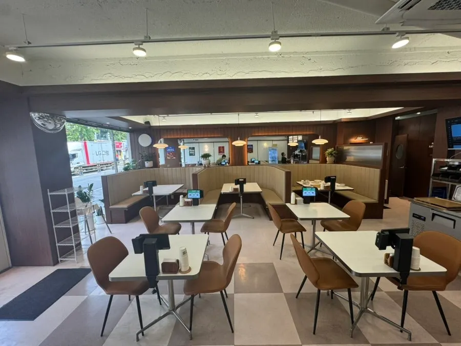 Interior tidied up with warm-toned furniture