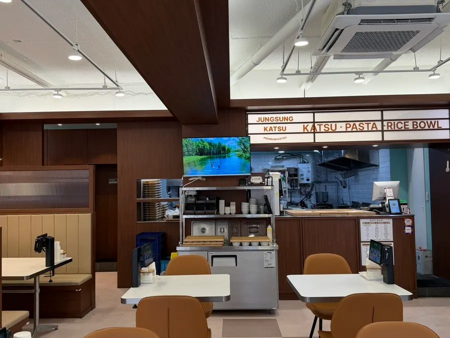 Round group table seating inside Jeongseong Katsu Chuncheon Hyoja Branch
