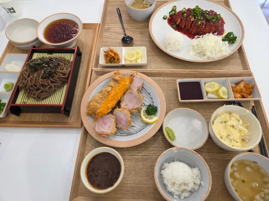 테이블을 가득 채운 정성카츠 1인상 두 세트