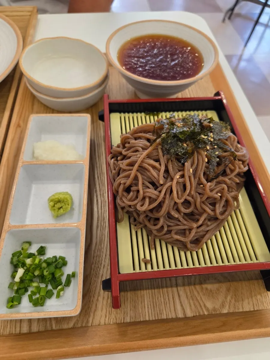 모듬카츠와 밥, 장국이 놓인 트레이