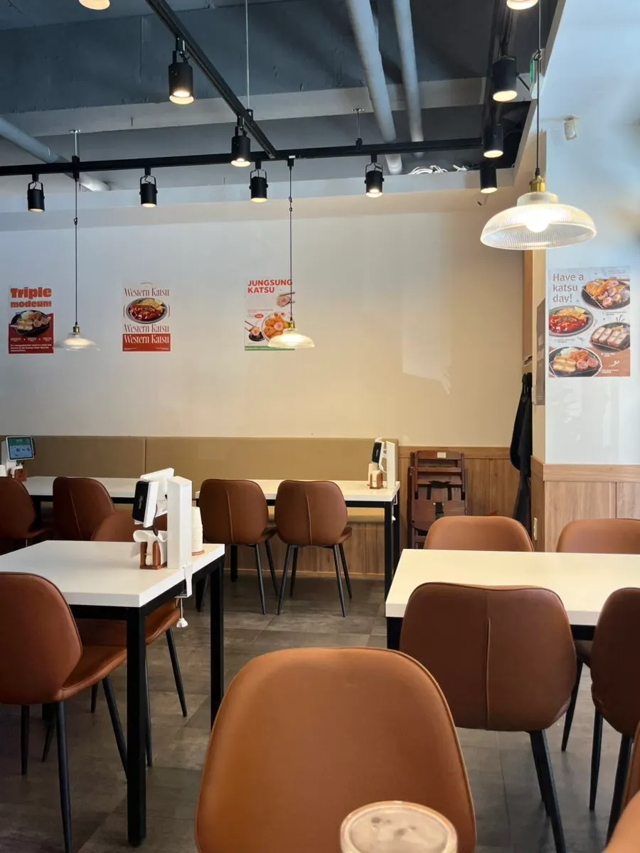 Clean, tidy interior of Jeongseong Katsu Chuncheon Toegye Branch