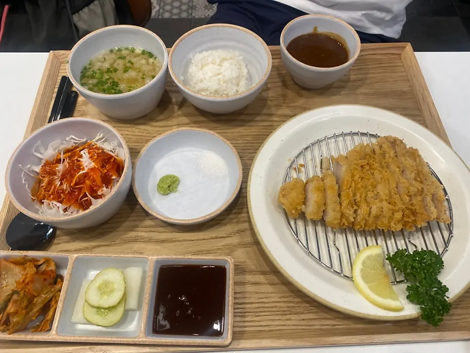 Table spread of the special pork loin katsu set