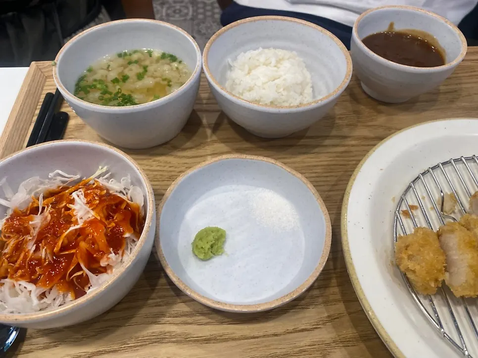Table with both gosuma cheese katsu and special pork loin katsu together