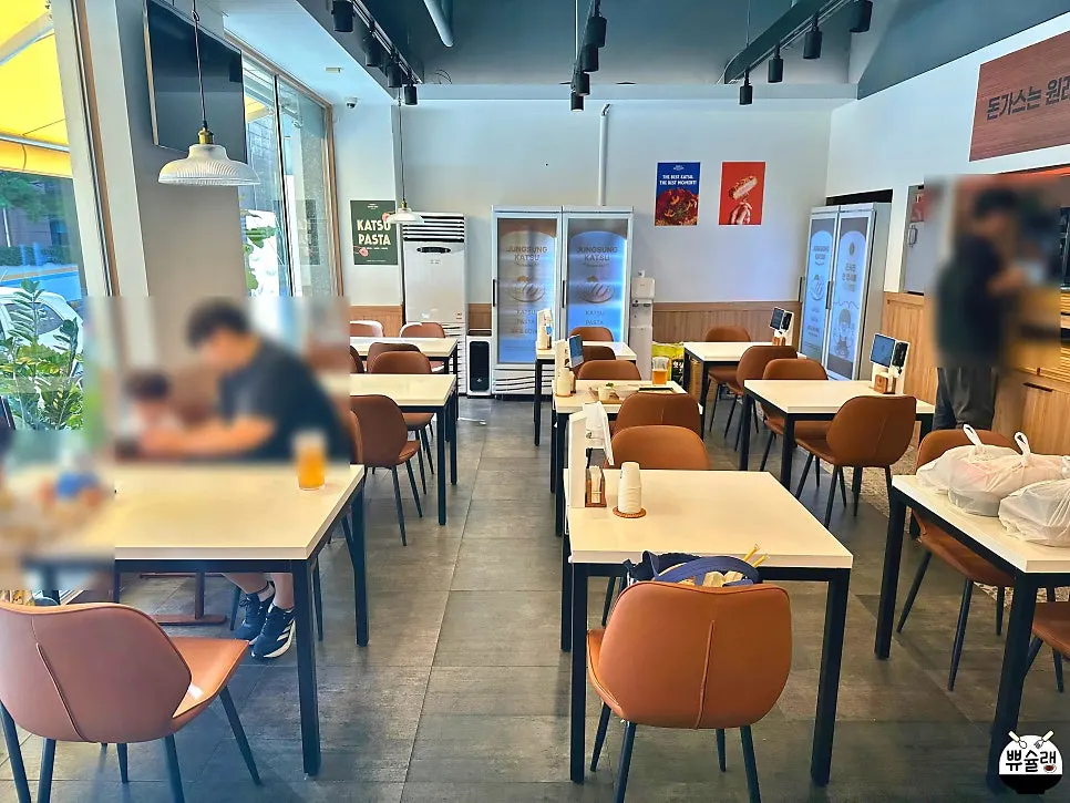 Interior of Jeongseong Katsu Chuncheon Toegye Branch with many tables