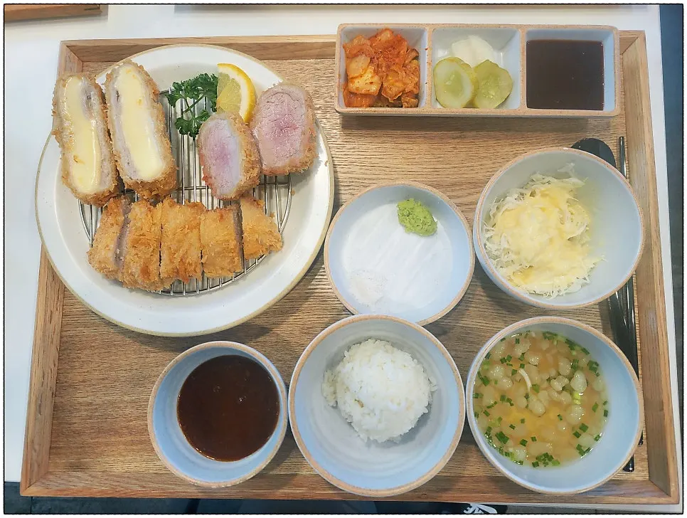 갓 튀겨 나온 정성모듬카츠 정식 한 상