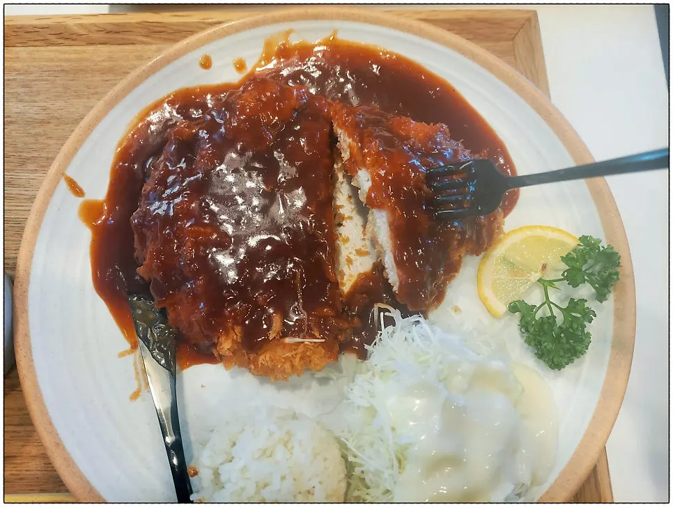 접시를 가득 채운 경양식 왕돈까스