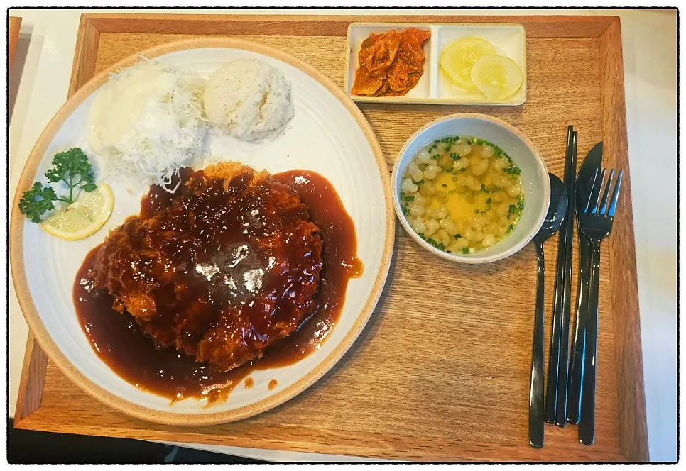특제 소스가 올려진 왕돈까스 클로즈업