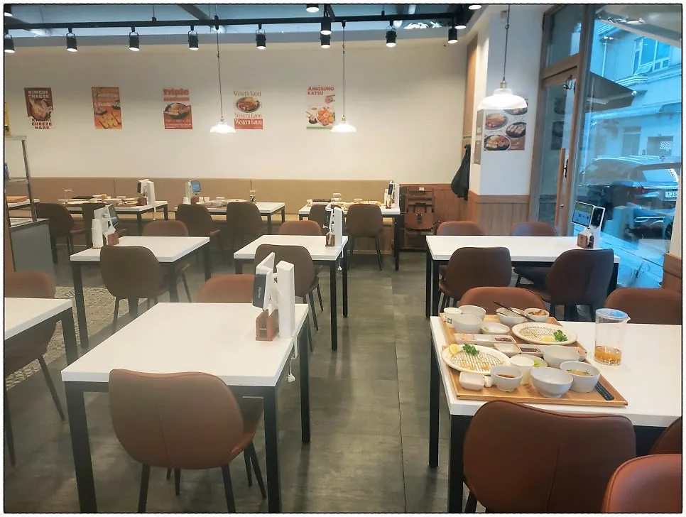 돈카츠와 파스타가 함께 놓인 테이블 전경