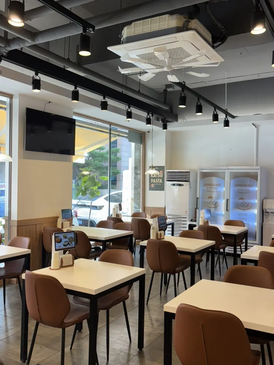 Seating at Jeongseong Katsu Toegye Branch during a quiet hour
