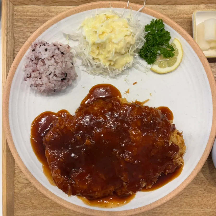 A plate of the large old-style king tonkatsu set