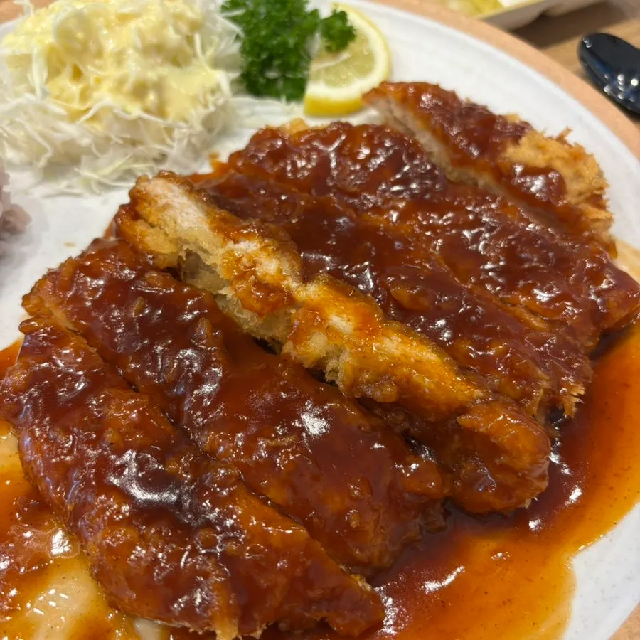Glossy surface of the old-style king tonkatsu
