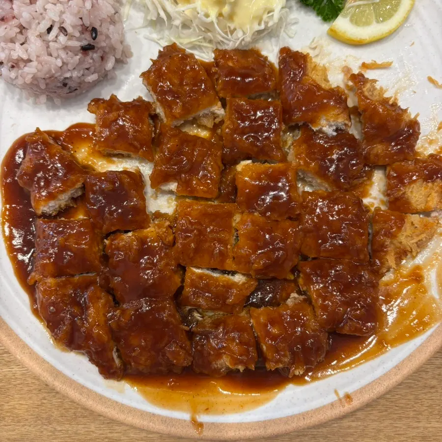 Cross-section of the sliced old-style king tonkatsu