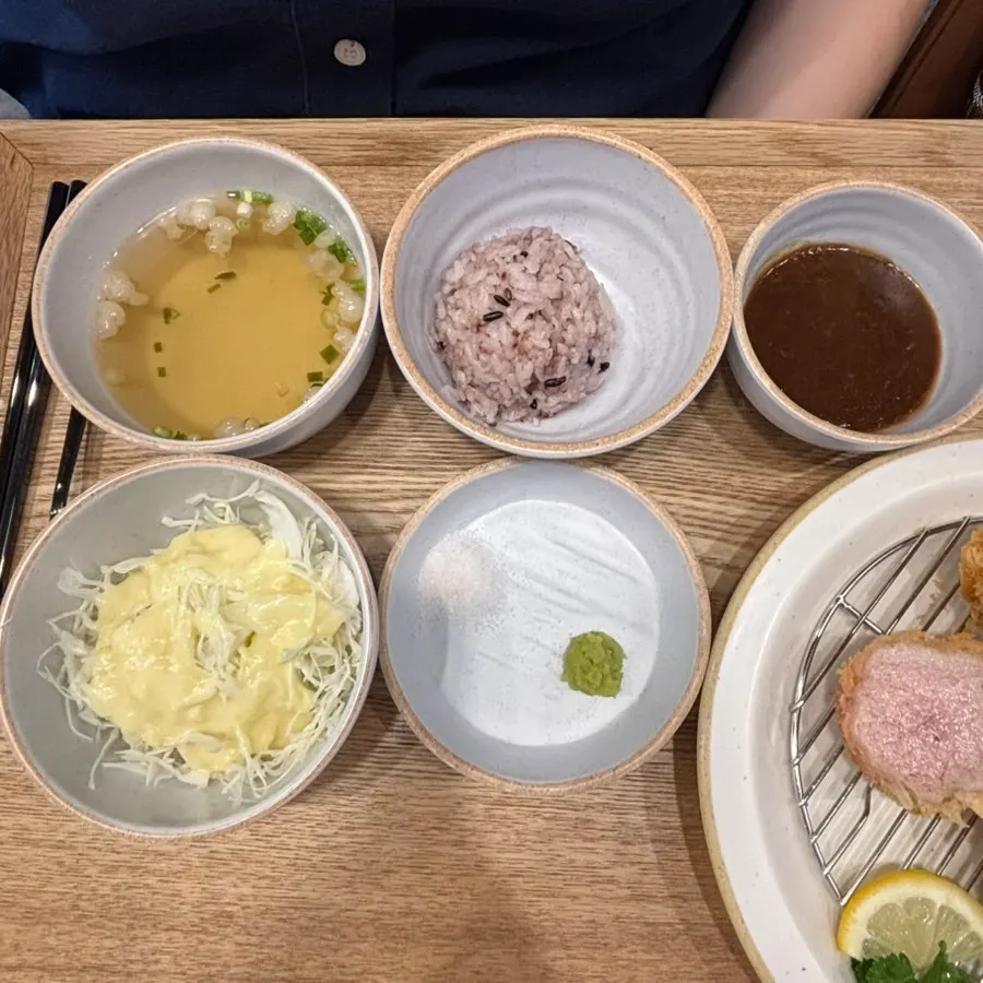 Curry sauce served alongside the fillet katsu set