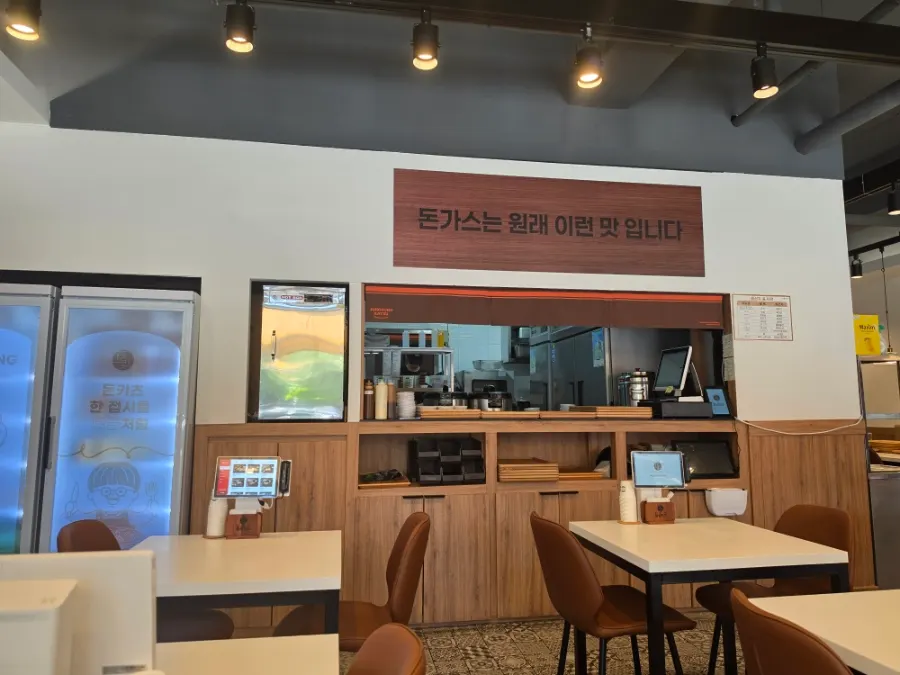 Tidy dining tables at Jeongseong Katsu Chuncheon Toegye Branch