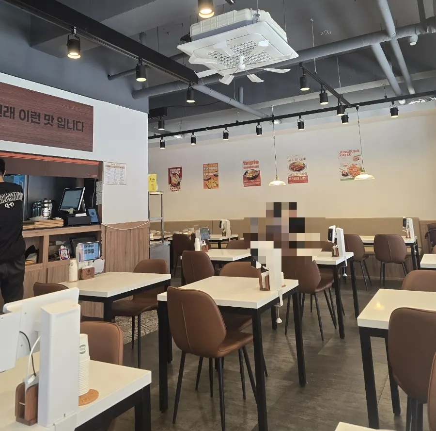 Seating layout inside Jeongseong Katsu Chuncheon Toegye Branch