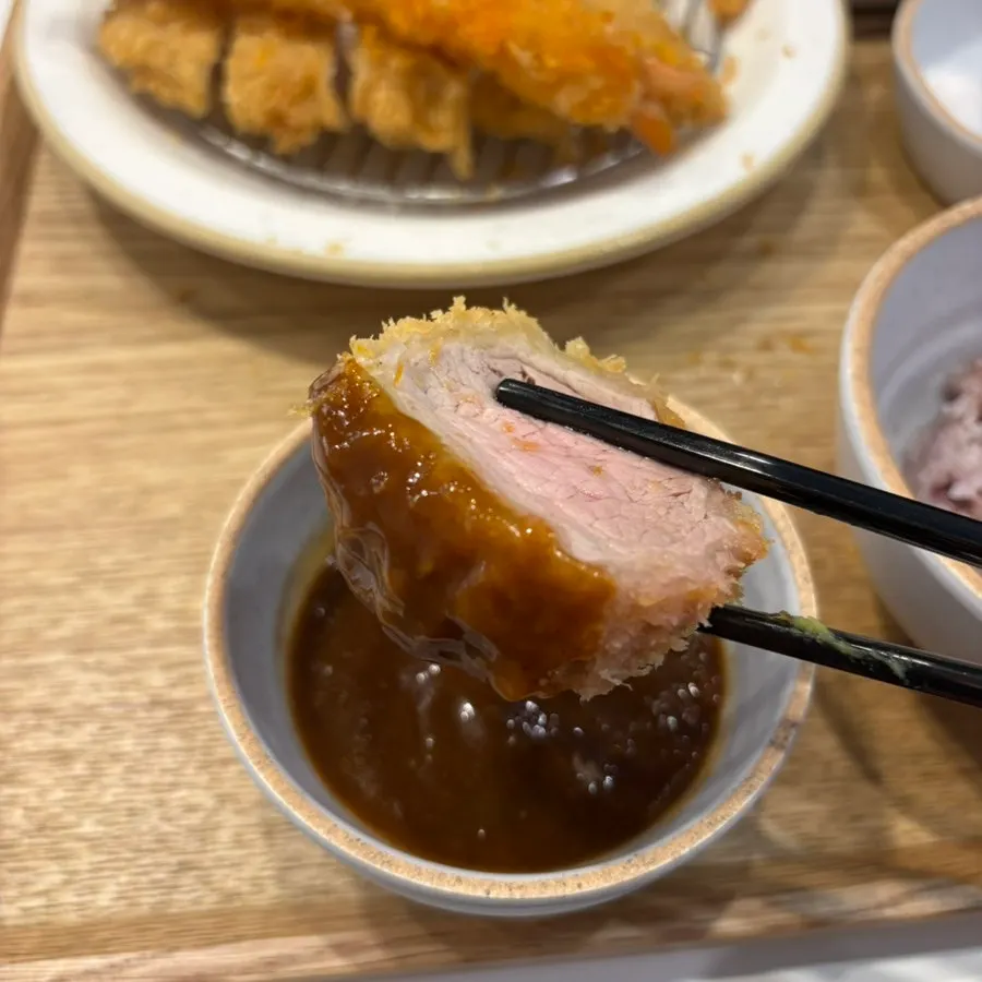 쟁반에 담겨 나온 정성모듬카츠정식 한 상 차림