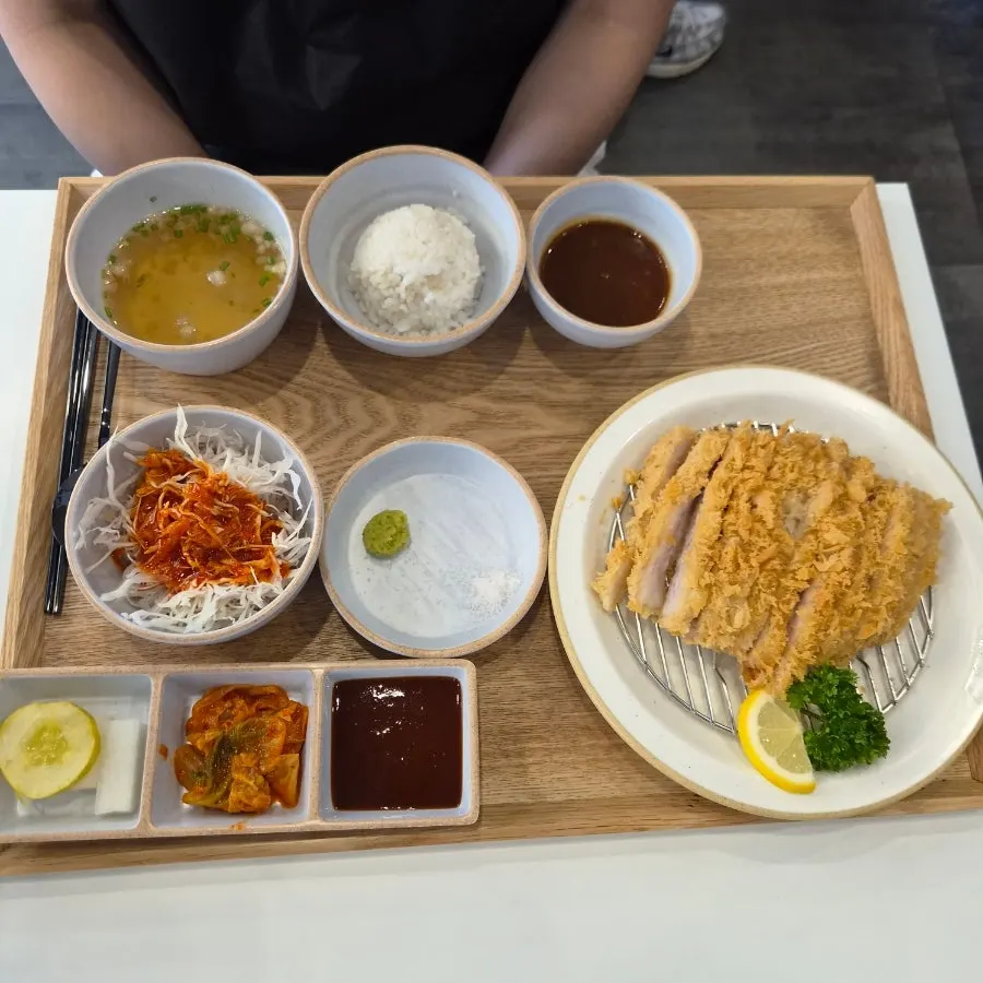 用梅花肉炸成的梅花豬排定食一整套