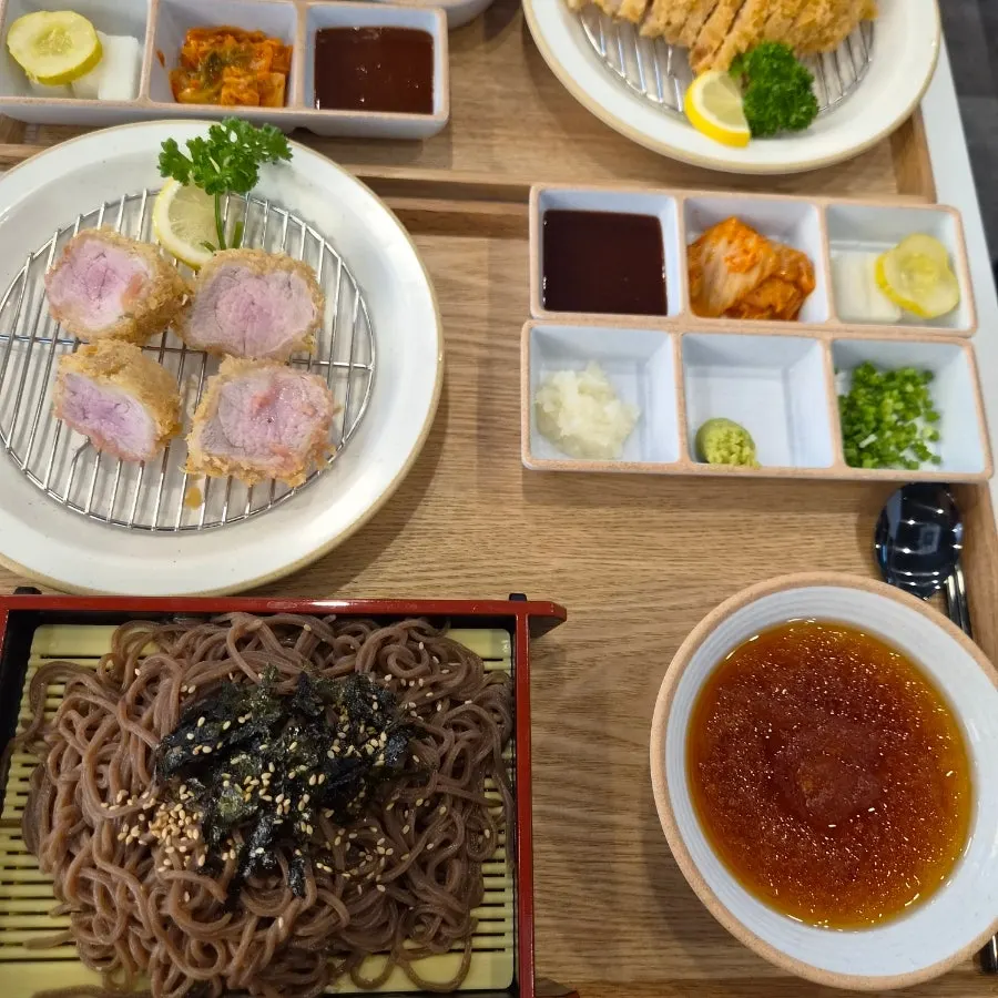 搭配冷蕎麥麵的菲力豬排套餐