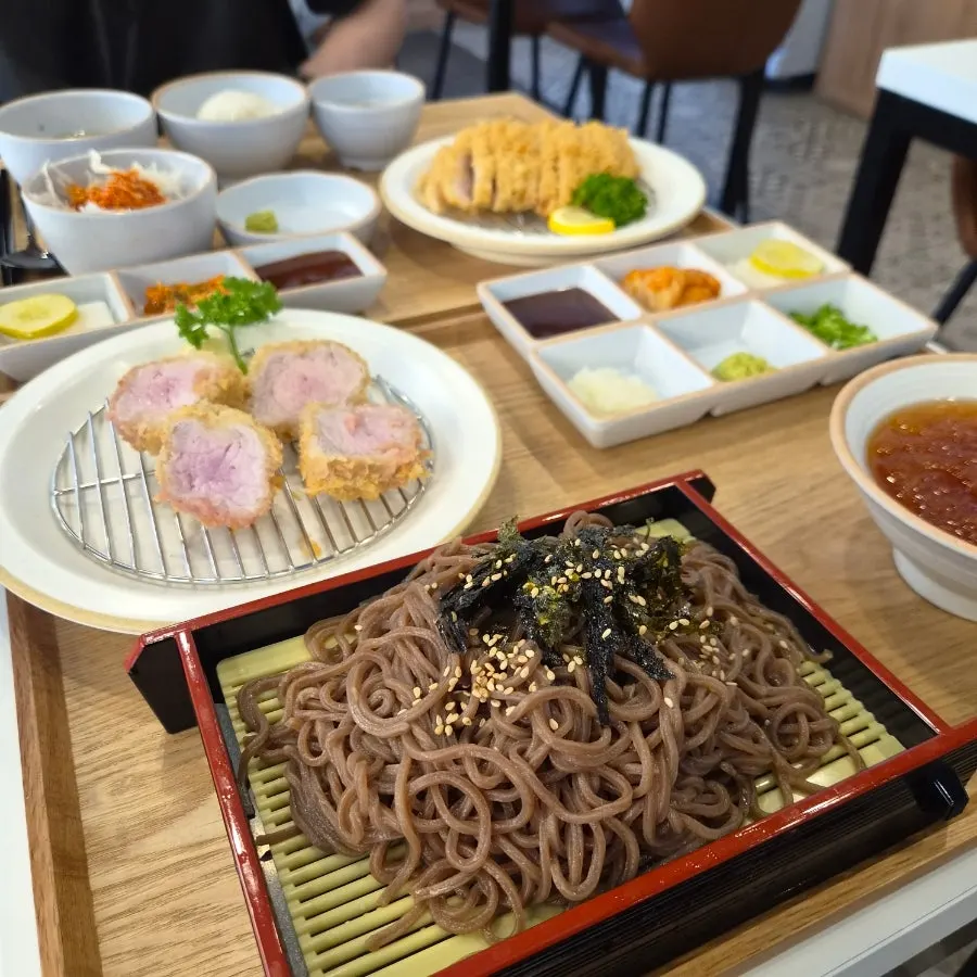 包含冰涼冷蕎麥麵的菲力豬排套餐組合