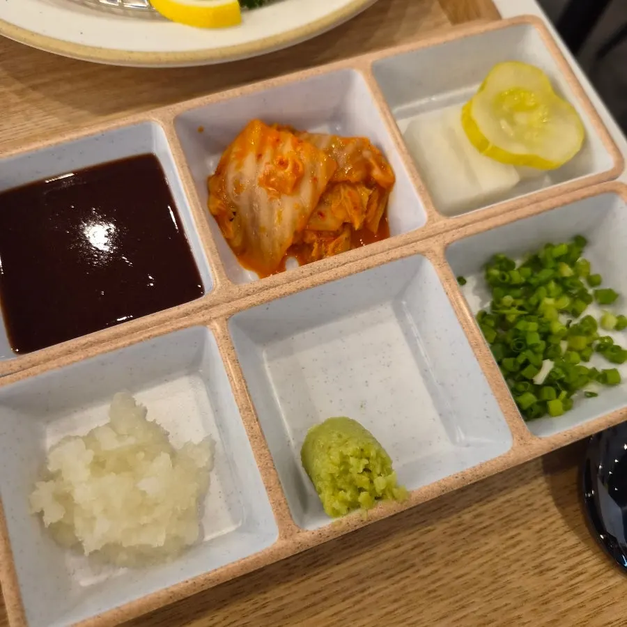 另外附上蘿蔔泥、細蔥和芥末的冷蕎麥麵