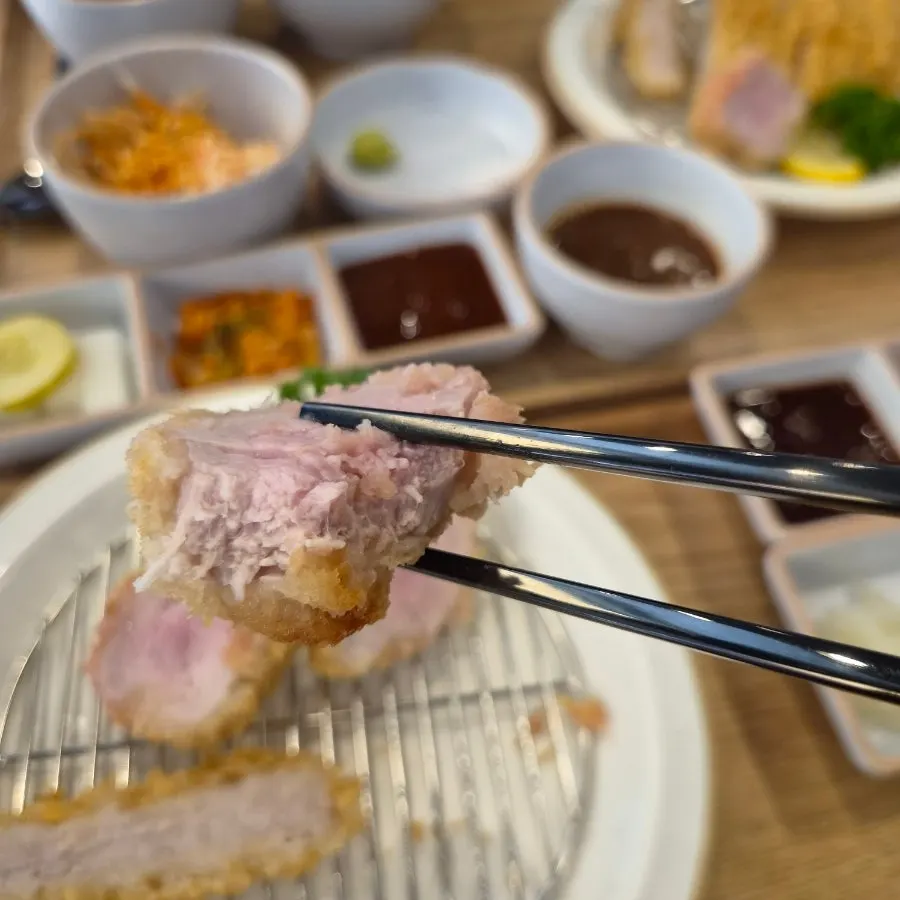 用柔嫩菲力肉做成的一塊豬排