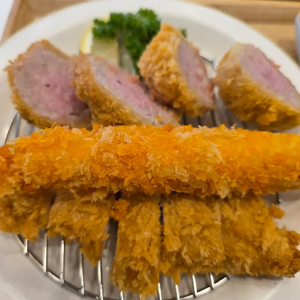 한 쟁반에 정갈하게 담겨 나온 모듬카츠 한상