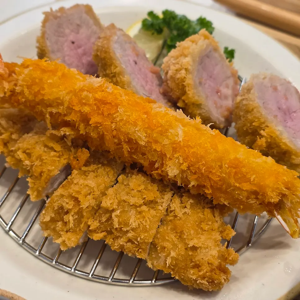 선홍빛 육즙이 감도는 히레카츠 단면