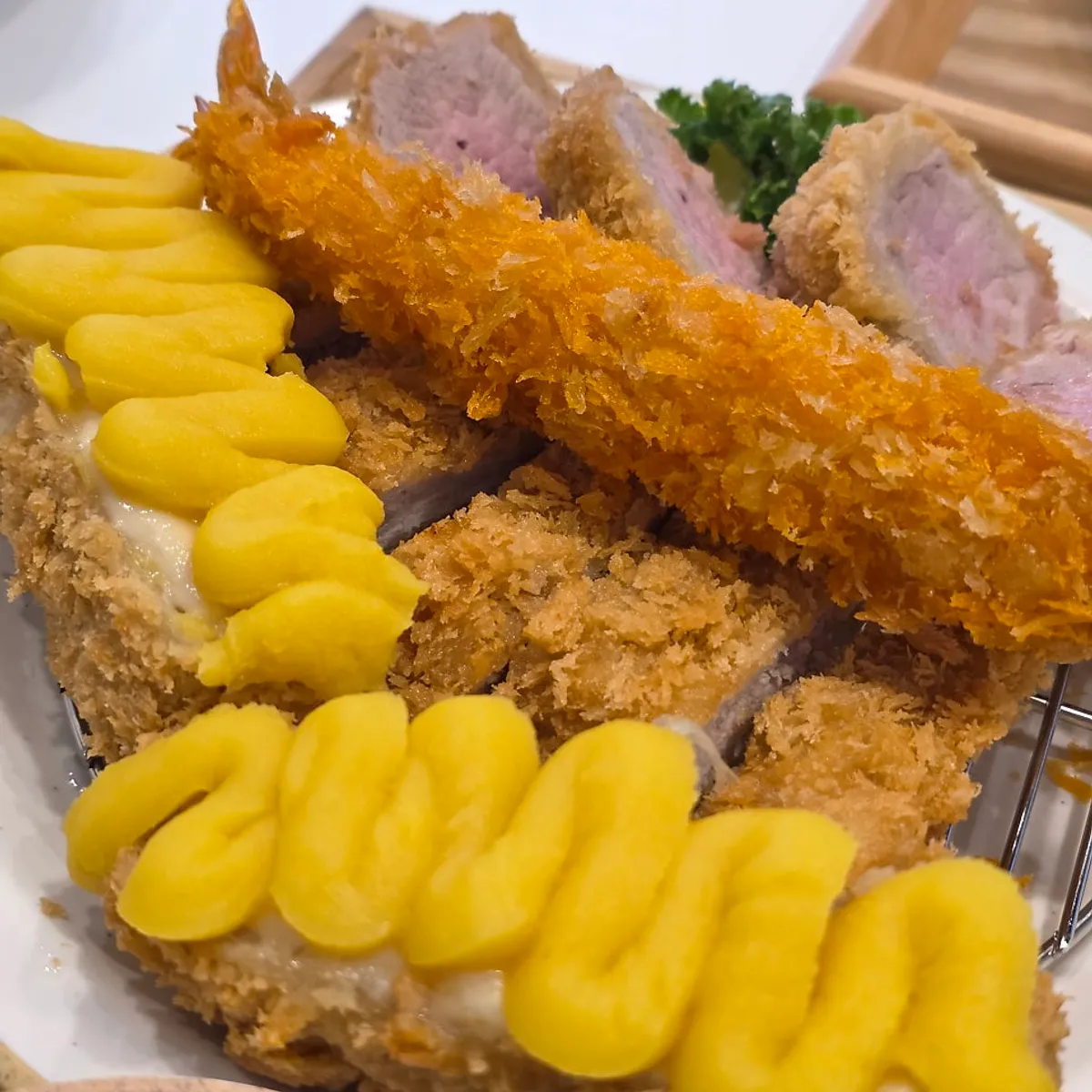 모짜렐라 치즈가 흘러나오는 고구마치즈돈가스 단면