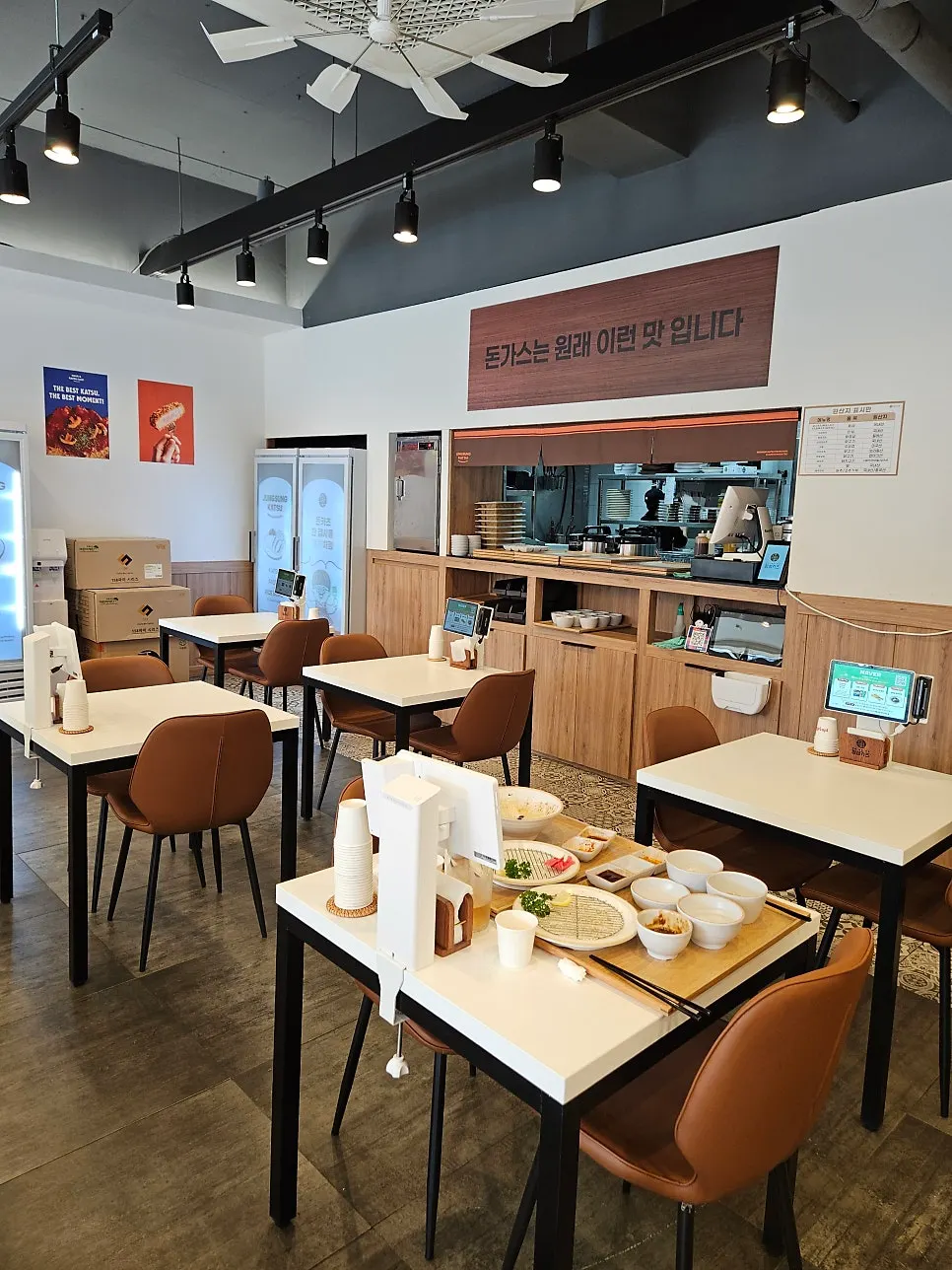 Table seating at Jeongseong Katsu Chuncheon Toegye Branch