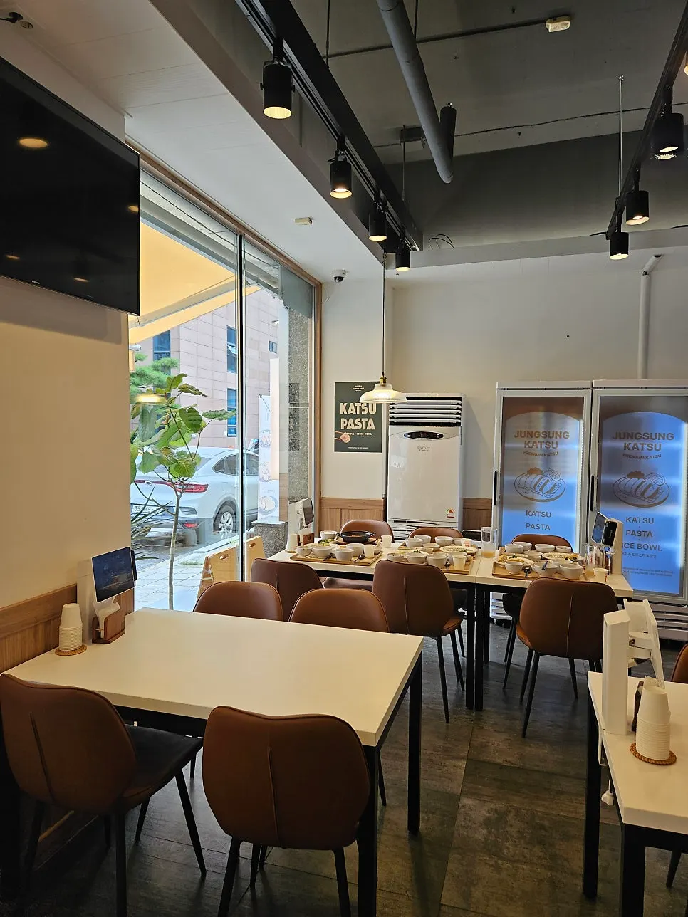 Interior space of Jeongseong Katsu Chuncheon Toegye Branch