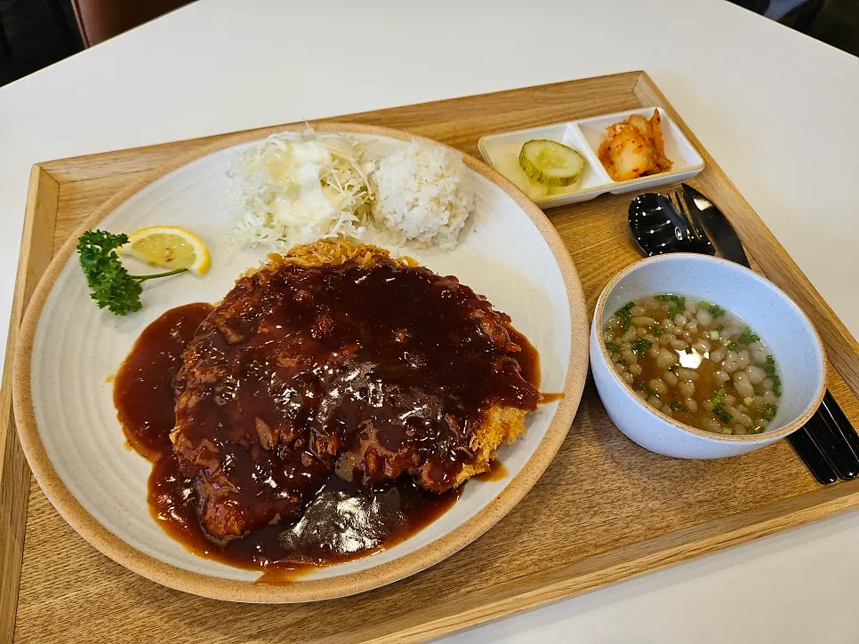 Western-style King Tonkatsu Set spread
