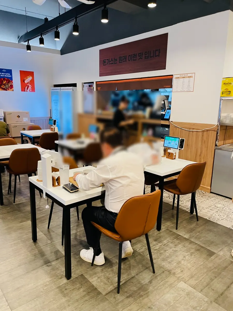 ที่นั่งภายในร้านมีทั้งโต๊ะ 1 ที่นั่งและ 4 ที่นั่ง