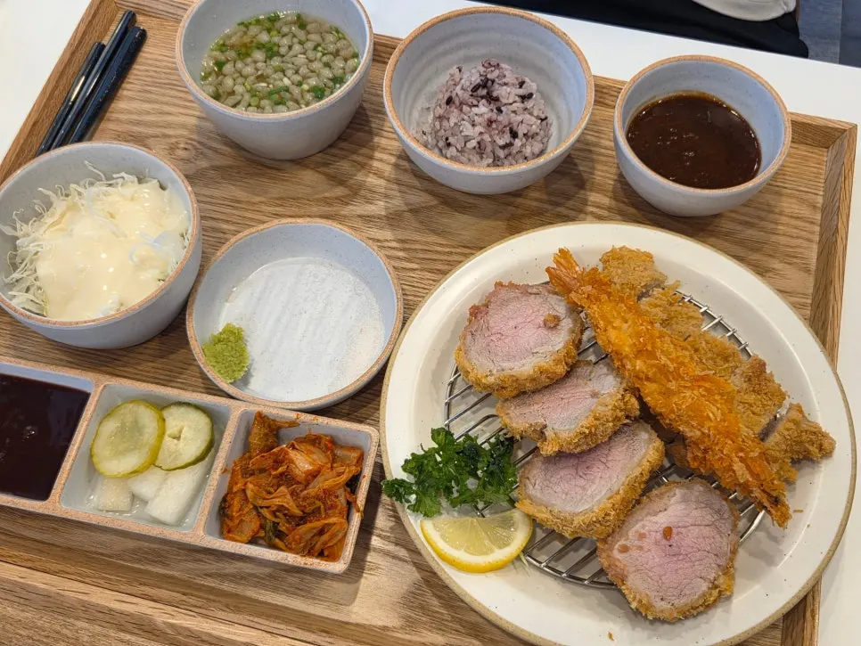 정성모듬카츠정식 한 상 차림