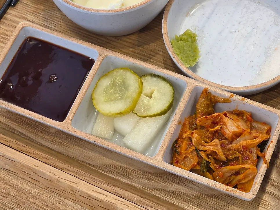 일본식 카레와 양배추 샐러드